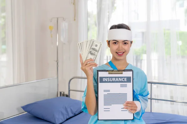 Accident Patients Injury Woman Patient Bed Hospital Holding Dollar Bills — Stock Photo, Image