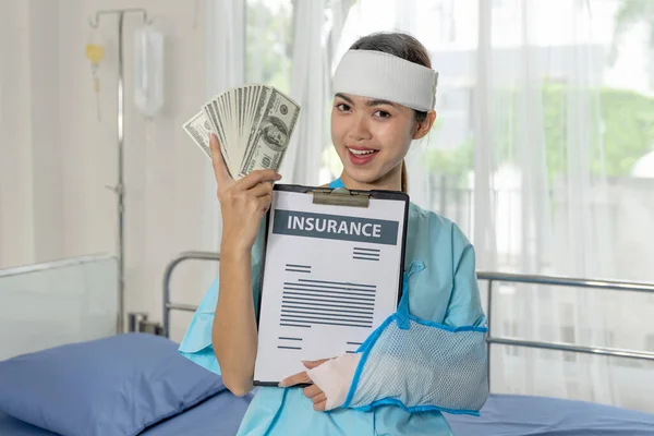 Accident Patients Injury Woman Patient Bed Hospital Holding Dollar Bills — Stock Photo, Image