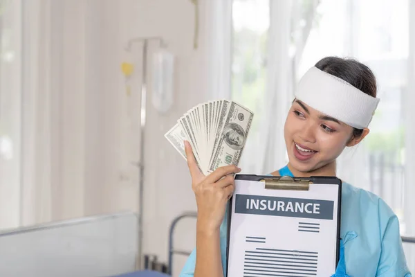 Accident Patients Injury Woman Patient Bed Hospital Holding Dollar Bills — Stock Photo, Image