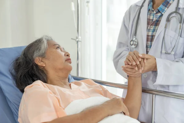 Doctors Hold Hands Encourage Elderly Senior Woman Patients Hospital Senior — Stock Photo, Image