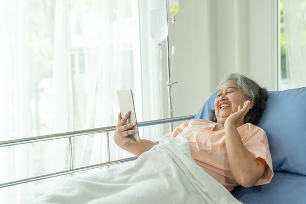 Elderly Senior Woman Patients Hospital Bed Patients Using Smart Phone — Φωτογραφία Αρχείου