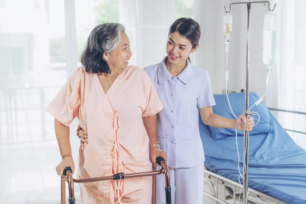 Hemşireler Hastane Yatağında Yaşlı Hastalara Iyi Bakıyorlar Mutluluğu Hissediyorlar Tıbbi — Stok fotoğraf