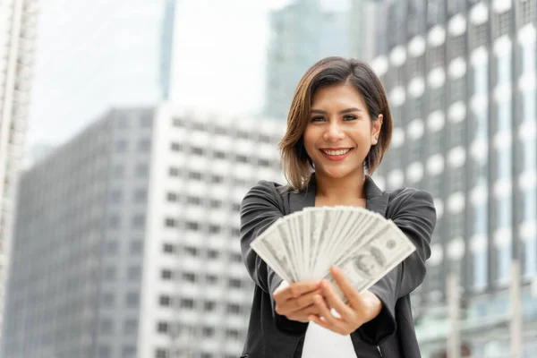 成功した美しいアジアのビジネス女性手にお金米ドル紙幣を保持し ビジネスコンセプト — ストック写真
