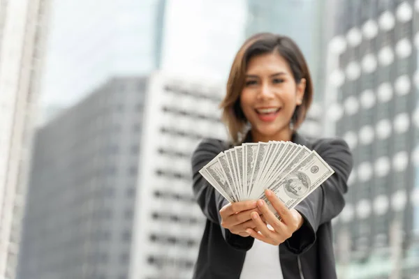 Mulher Negócios Asiática Bonita Bem Sucedida Que Prende Contas Dólar — Fotografia de Stock