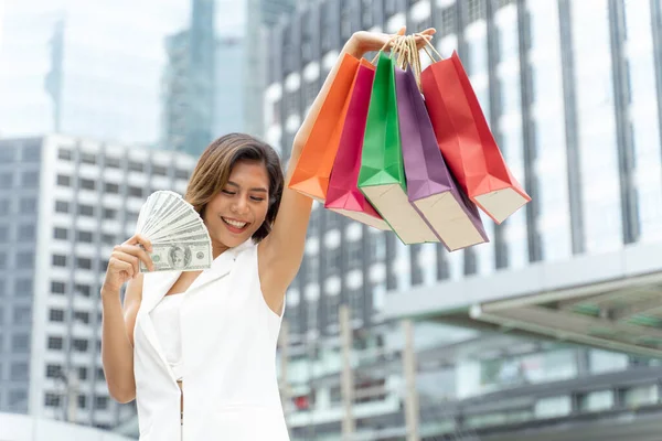 Felizmente Joven Bonita Mujer Sonriendo Sosteniendo Coloridas Bolsas Compras Billetes —  Fotos de Stock