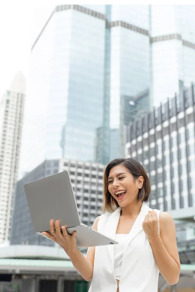 Giovane Bella Donna Lavoro Con Vincitore Azione Felicemente Con Successo — Foto Stock