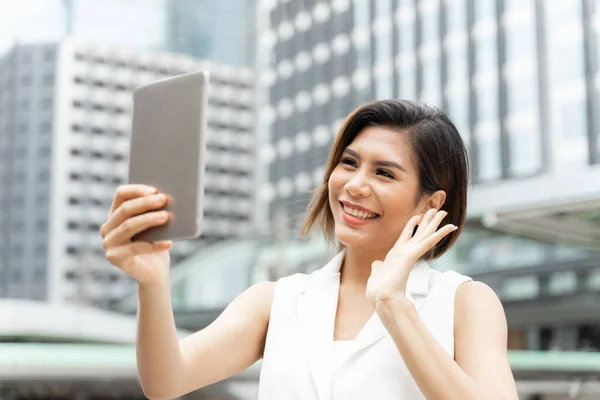 ライフスタイルのポートレート美しい仕事アジアのビジネス女性が成功したスマートフォンを使用して幸せを感じます 都市の建物の背景 — ストック写真