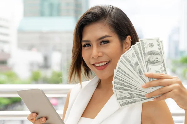 Éxito Hermosa Asiático Negocio Joven Mujer Usando Teléfono Inteligente Dinero — Foto de Stock