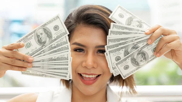 Exitosa Hermosa Mujer Negocios Asiática Sosteniendo Billetes Dólar Estadounidense Mano — Foto de Stock