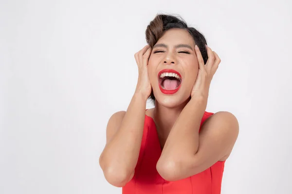 Retrato Jovem Bonita Mulher Vestido Vermelho Fechar Ouvidos Abrir Boca — Fotografia de Stock