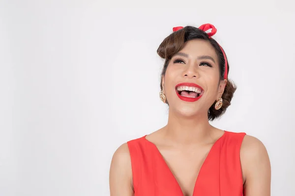 Retrato Jovem Mulher Asiática Bonita Vestido Vermelho Arco Cabelo Abrir — Fotografia de Stock