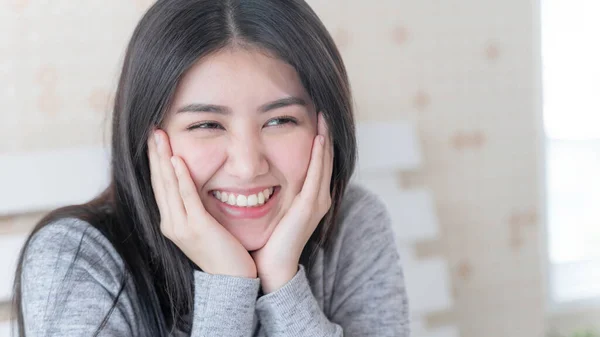 Zbliżenie Portret Piękna Młoda Azjatka Dotykając Jej Twarz Uśmiech Twarzy — Zdjęcie stockowe