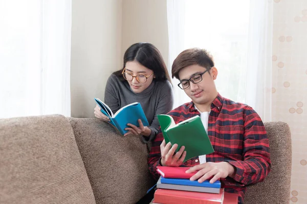 Joven Bonita Mujer Guapo Novio Usando Anteojos Sentado Leer Libros — Foto de Stock