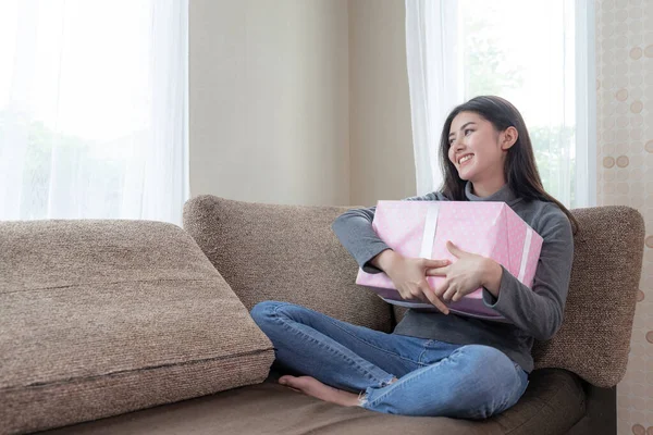 Lindo Adolescente Hembra Sintiéndose Feliz Abrazando Rosa Presente Sofá Buscando — Foto de Stock