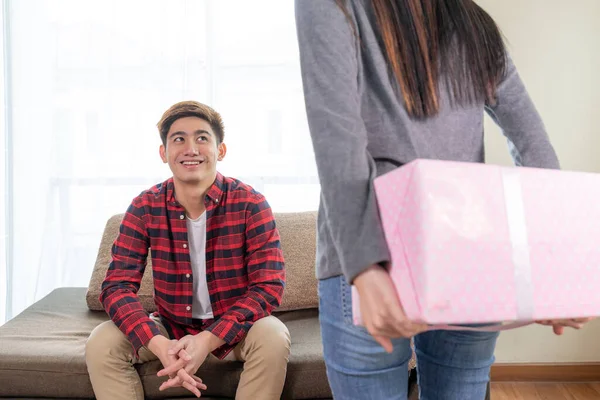 Enfoque Selectivo Joven Niño Sentado Sofá Con Sensación Emocionante Mientras — Foto de Stock