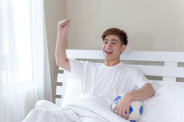Genç Asyalı yakışıklı adam futbolu kazanınca harika hissediyor. Yatak odasında şampiyon oluyorlar.