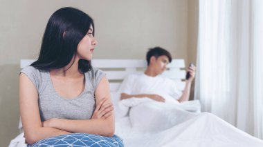 Kocasından sıkılmış olan seçici genç eş akıllı telefonluydu. Asyalı çiftler için sorunlu bir konsept. 