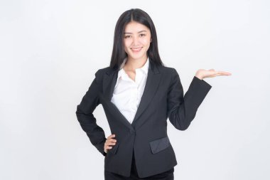 Çalışan Asyalı güzel bir kadının portresi. Elleri boş ve reklam için boş poz veriyor. 