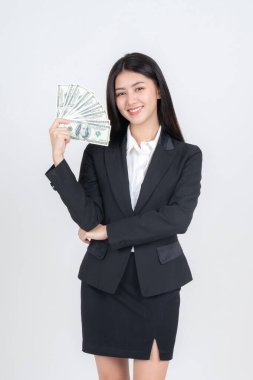 Başarılı bir Asyalı iş kadını elinde ABD dolarları ve iş konsepti tutuyor.