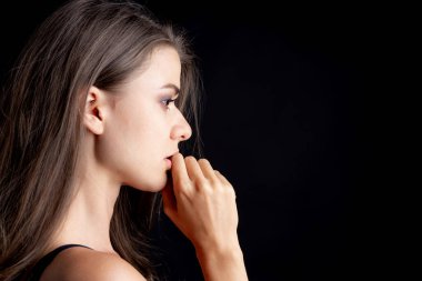 Üzgün ve stresli. Panik kadını, siyah arka plandaki üzgün kız.