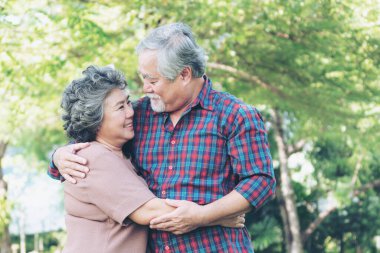 Mutlu aşk yaşlı çift, yaşlı çift yaşlı adam ve yaşlı kadın ormanda dinleniyorlar. 