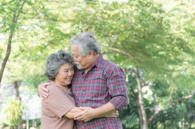 Mutlu aşk yaşlı çift, yaşlı çift yaşlı adam ve yaşlı kadın ormanda dinleniyorlar.