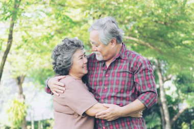 Mutlu aşk yaşlı çift, yaşlı çift yaşlı adam ve yaşlı kadın ormanda dinleniyorlar.