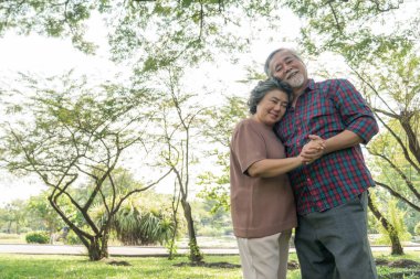Mutlu aşk yaşlı çift, yaşlı çift yaşlı adam ve yaşlı kadın ormanda dinleniyorlar. 