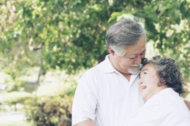Mutlu aşk yaşlı çift gülen yüz, yaşlı çift yaşlı adam ve yaşlı kadın ormanda dinleniyor.