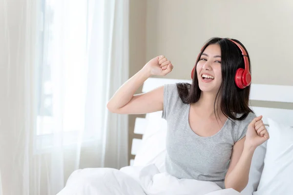 Asian Pretty Teenage Woman Wearing Red Bluetooth Headphone Dance Smiley — Stock Photo, Image