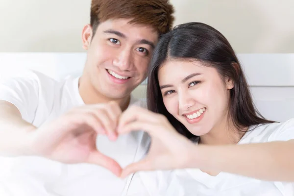 Portrait Happy Young Couple Sitting Smiling Bed Hand Make Heart — Stock Photo, Image