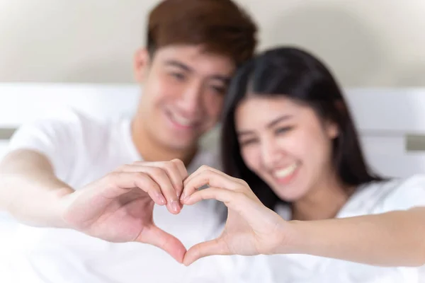 Selective Focus Portrait Happy Young Couple Sitting Smiling Bed Hand — Stock Photo, Image
