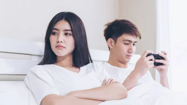 Young Wife Sitting Bed Feeling Upset Her Husband Use Smartphone — Stock Photo, Image