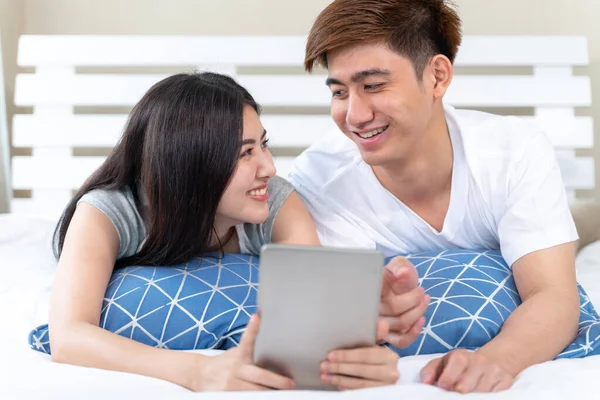 Young Pretty Asian Woman Handsome Man Lying Bed Bedroom Home — Stock Photo, Image