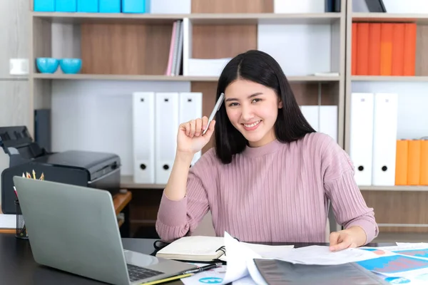 Stile Vita Bella Asiatica Business Giovane Donna Utilizzando Computer Portatile — Foto Stock