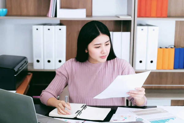 Stile Vita Bella Asiatica Business Giovane Donna Utilizzando Computer Portatile — Foto Stock