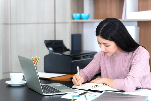 Stile Vita Bella Asiatica Business Giovane Donna Utilizzando Computer Portatile — Foto Stock