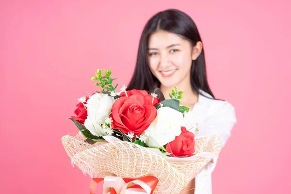 Όμορφη Γυναίκα Ασιατικό Χαριτωμένο Κορίτσι Αισθάνονται Ευτυχείς Εκμετάλλευση Λουλούδι Κόκκινο — Φωτογραφία Αρχείου