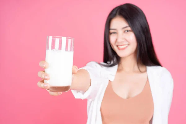 美少女アジアのかわいい女の子はピンクの背景に朝の健康のための幸せな飲料牛乳を感じる ライフスタイルの美しさの女性 — ストック写真