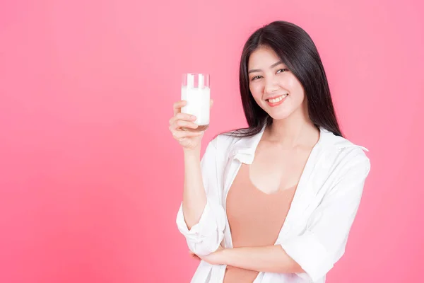아시아인귀여운 소녀는 아침에 배경을 가지고 건강을 우유를 마시는 행복하게 여긴다 — 스톡 사진