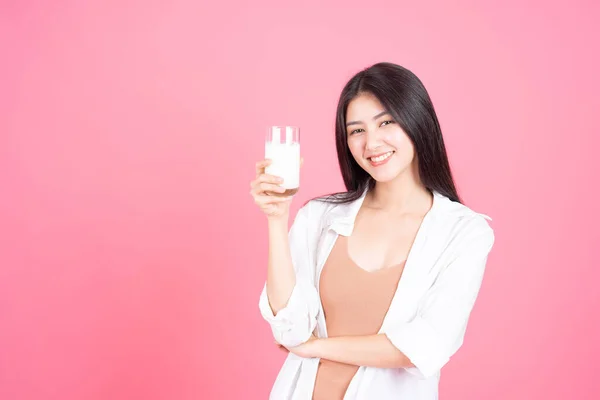아리따운 아시아 소녀는 아침에 배경을 가지고 건강을 우유를 마시는 행복하게 — 스톡 사진
