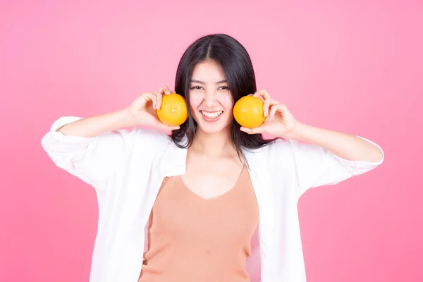 Güzel Bayan Asyalı Tatlı Kız Mutlu Hisseder Turuncu Meyveleri Pembe — Stok fotoğraf