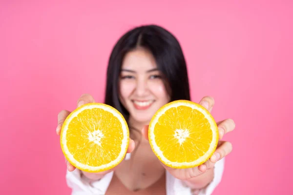 Mulher Beleza Asiático Bonito Menina Sentir Feliz Holdind Laranja Fruta — Fotografia de Stock