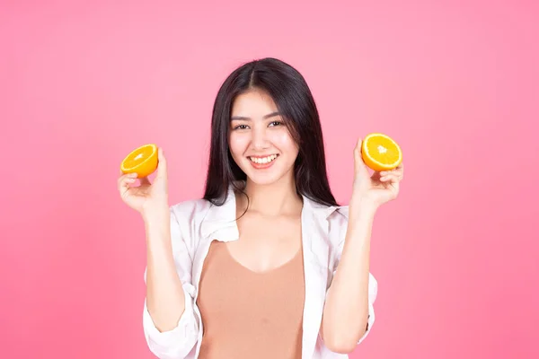 Belleza Mujer Asiática Linda Chica Sentir Feliz Holdind Naranja Fruta —  Fotos de Stock