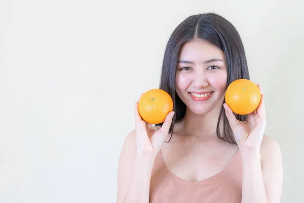 Belleza Mujer Asiática Linda Chica Siente Feliz Sosteniendo Fruta Naranja —  Fotos de Stock