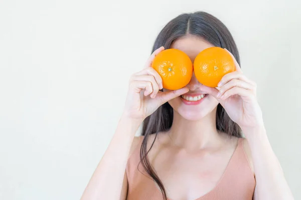 Schoonheid Aziatische Vrouw Schattig Meisje Houden Oranje Fruit Post Voorkant — Stockfoto