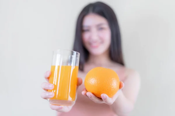 Belleza Mujer Asiática Linda Chica Siente Feliz Sosteniendo Fruta Naranja —  Fotos de Stock