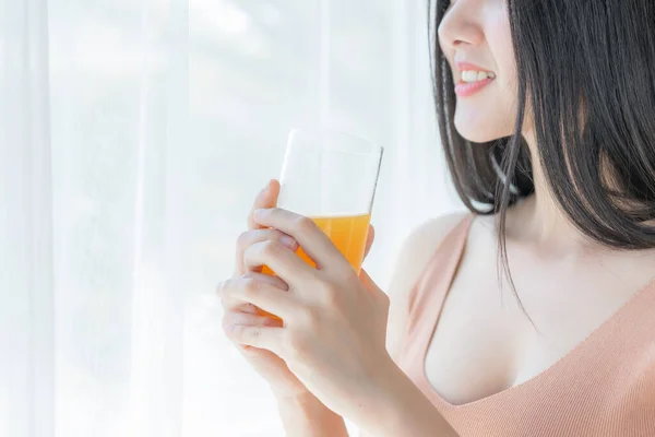 美しい美しさの女性アジアのかわいい女の子は幸せな朝の健康のためにオレンジジュースを飲む感じ 彼女の家の白い寝室の背景で時間を楽しんで ライフスタイルの美しさの女性のコンセプト — ストック写真