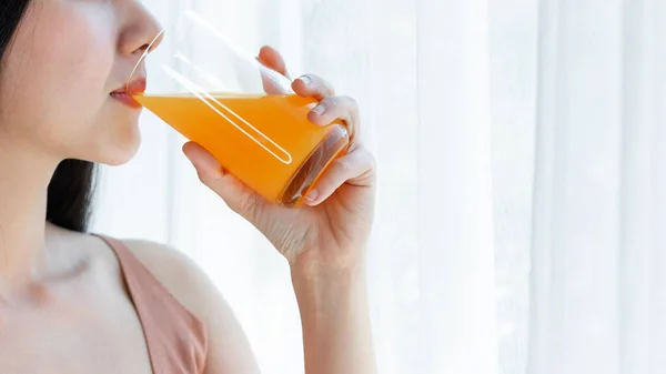 아름다운 아시아인귀여운 소녀는 아침에 건강을 오렌지 주스를 행복하게 마셔서 집에서 — 스톡 사진