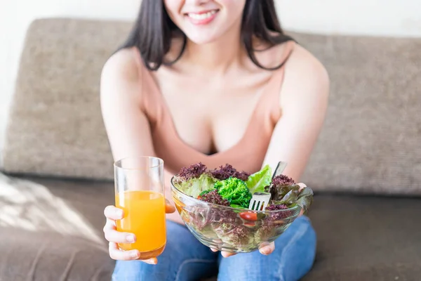 양식을 여성은 아침에 건강을 샐러드와 오렌지 주스를 먹는다 — 스톡 사진